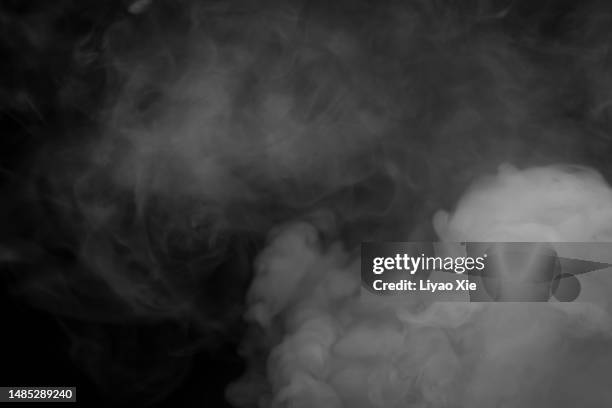 strong mist - dry ice black background stock pictures, royalty-free photos & images