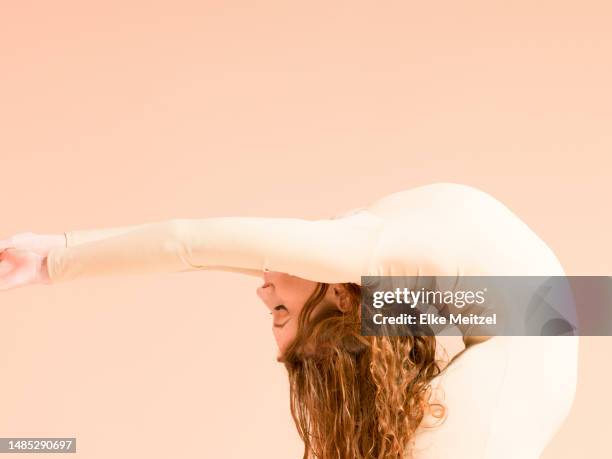 woman bending backwards - pink performs live in melbourne stock-fotos und bilder