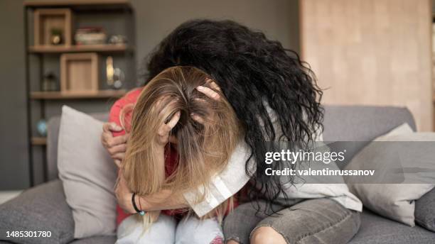 donne che sostengono un amico triste che cerca di risolvere un problema. - violence foto e immagini stock