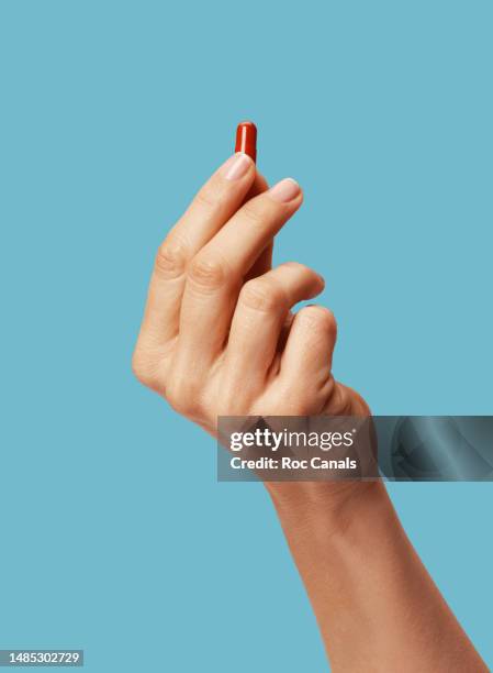 red pill - human hand photos et images de collection