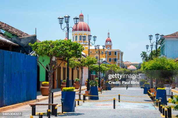 panorama of a colorful street in granada, nicaragua with the cathedral in the background - nicaragua fotografías e imágenes de stock