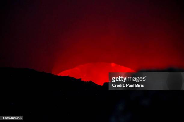 lava pool in the active masaya volcano near the town of granada, nicaragua. - masaya volcano fotografías e imágenes de stock