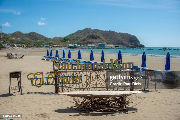 san juan del sur main beach at the pacific ocean shore, nicaragua - san juan del sur stock pictures, royalty-free photos & images