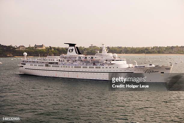cruiseship mv princess daphne (classic international cruises) at anchor. - princess cruises stock pictures, royalty-free photos & images