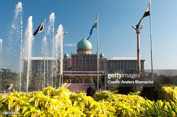 fountain in front of mogul style perdana putra, malaysian prime minister's office. - prime minister stock-fotos und bilder