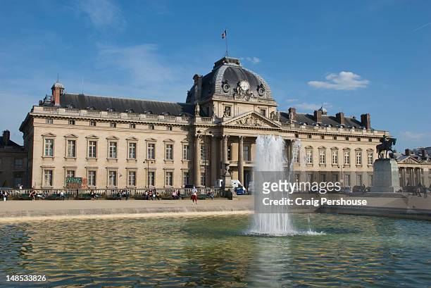 fountain in front of ecole militaire (military school). - militaire stock pictures, royalty-free photos & images
