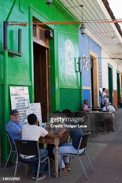 people sitting outside o'shea's irish pub. - ニカラグア グラナダ ストックフォトと画像