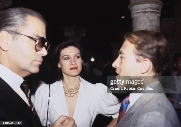 La créatrice de mode franco-espagnole Paloma Picasso, avec son mari Rafael Lopez-Cambil et le couturier et styliste allemand, Karl Lagerfeld, le 31...