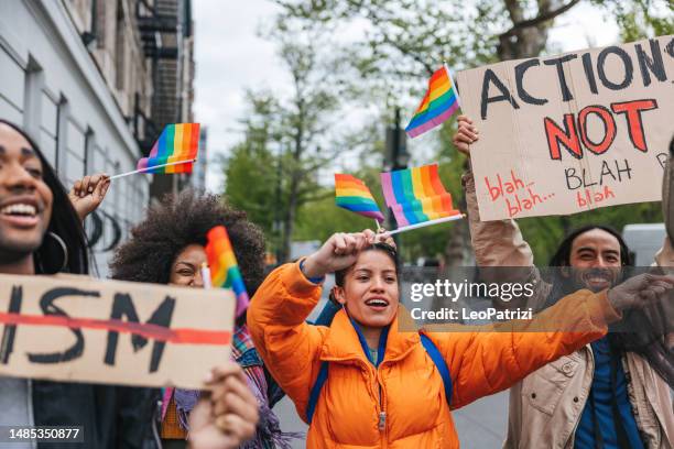 pride-parade auf der straße der stadt, menschen unterschiedlichen geschlechts und verschiedener ethnien marschieren und feiern freiheit und liebe - blm stock-fotos und bilder