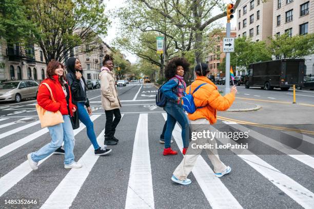 gruppo di amici che camminano verso la pride parade a new york - uguaglianza razziale foto e immagini stock