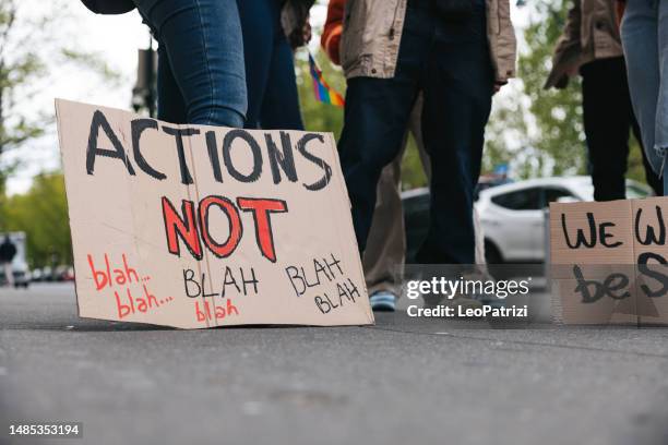 gruppe von aktivisten bereit zum marsch - rassengleichheit stock-fotos und bilder
