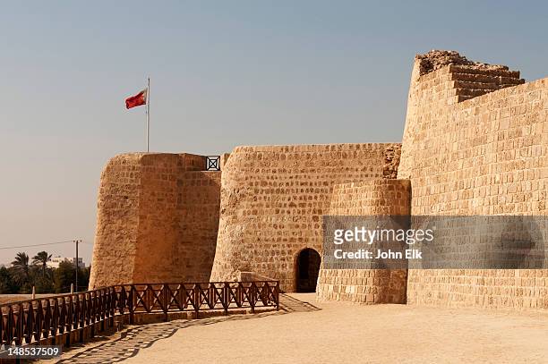 entry of bahrain, bahrain fort (qal'at al bahrain). - bahrain stock-fotos und bilder