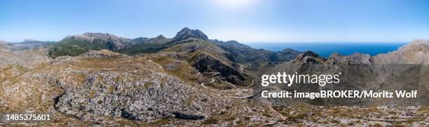 aerial view, mountain pass with switchbacks to sa colobra, road loop nus de sa corbata, serra de tramuntana, majorca, balearic islands, spain - bergpass stock-fotos und bilder