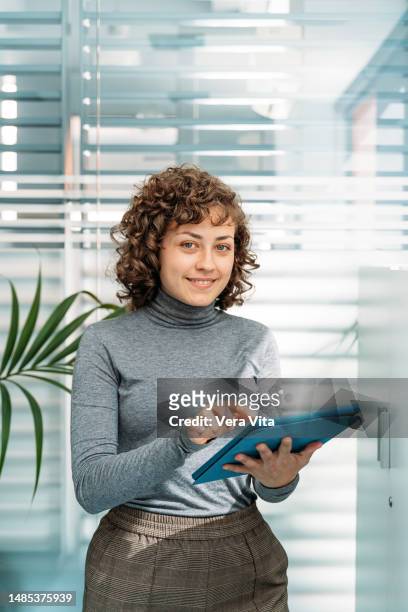portrait of young woman working with data technology at office - internship marketing stock-fotos und bilder