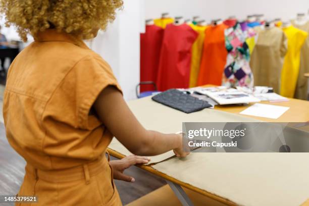 modestudent, der während des unterrichts stoff schneidet - schnittmuster stock-fotos und bilder