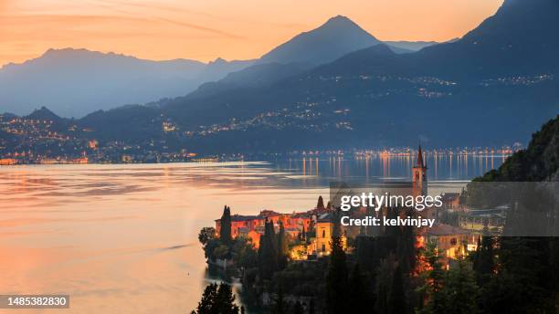 tramonto che guarda varenna sul lago di como, italia - como italia foto e immagini stock