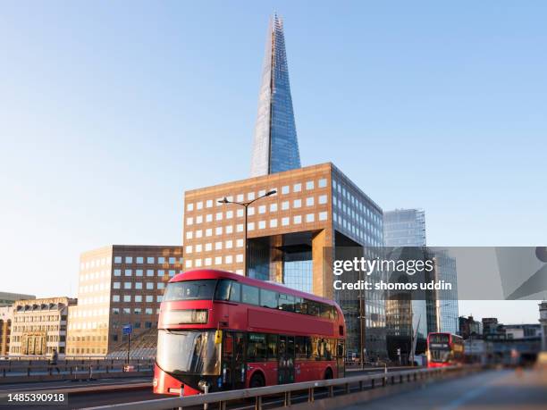 london bridge skyline at sunrise - london bus stockfoto's en -beelden