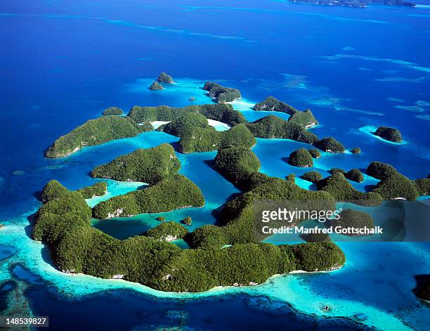 aerial of the rock islands of palau, or 'ngerukuld' in polynesian. - palau photos et images de collection