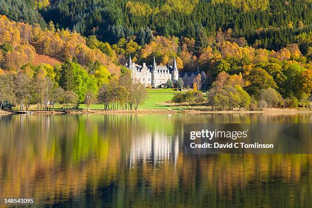 view across loch achray to tigh mor, former trossachs hotel, now holiday timeshare property in autumn. - stirling stock-fotos und bilder