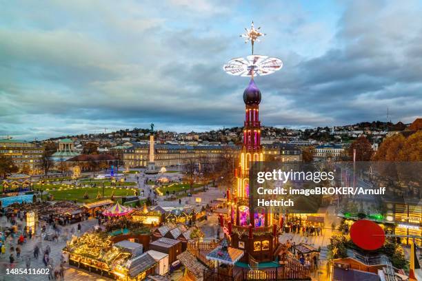 christmas market in stuttgart, with around four million visitors it is one of the largest in germany, nativity pyramid with christmas lights, schlossplatz and neues schloss, stuttgart, baden-wuerttemberg, germany - lichterkette dekoration stock-fotos und bilder