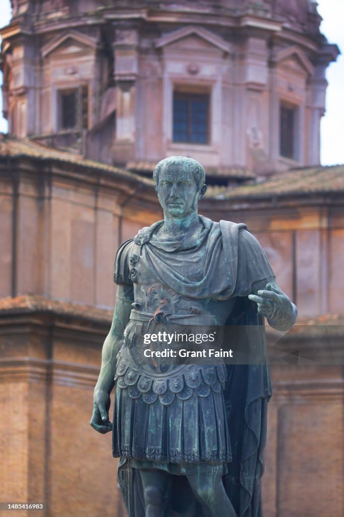 Building With Ramon Statue Statue Of Roman Emperor High-Res Stock Photo - Getty Images
