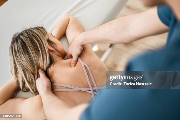physiotherapy for the neck pain - osteopathie stockfoto's en -beelden