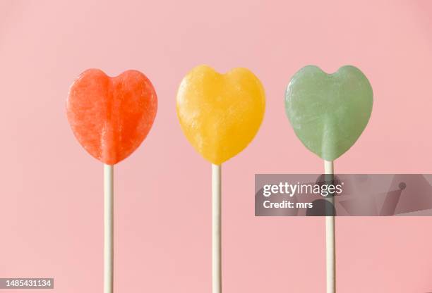 heart shape lollypops in different colors - trois objets photos et images de collection