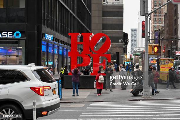 hope sculpture by robert indiana installed at 7th avenue and w53 street of midtown manhattan, new york. - 7th avenue stockfoto's en -beelden
