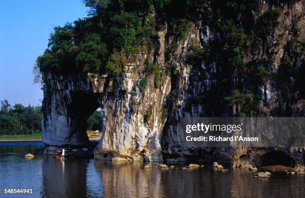 elephant trunk hill, a limestone karst peak in the park of the same name resembling an elephant dipping its trunk into the li river. - elephant trunk hill stock pictures, royalty-free photos & images