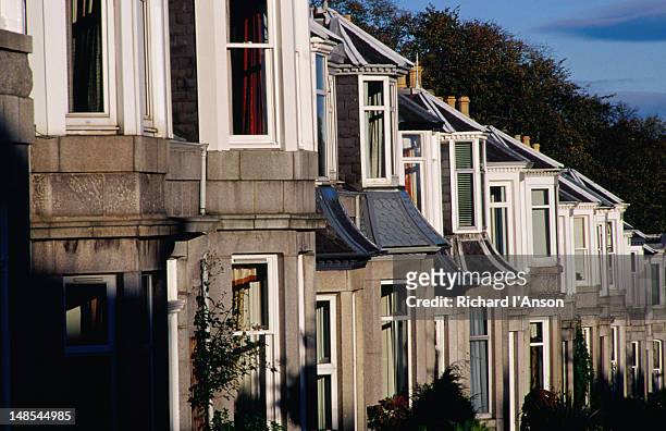 houses on beachgrove terrace. - aberdeen scotland foto e immagini stock