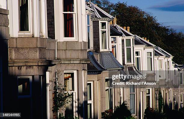 houses on beachgrove terrace. - aberdeen schottland stock pictures, royalty-free photos & images