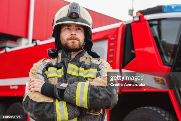 caucasian firefigher wearing protective gear - capacete de bombeiro imagens e fotografias de stock