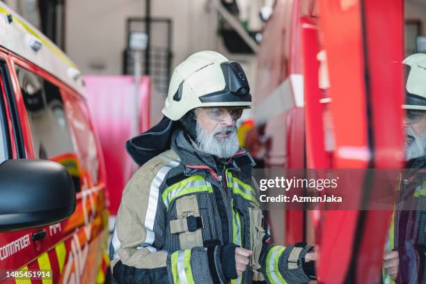 Fire Mechanic Fire Truck Mechanic Photos and Premium High Res Pictures - Getty Images