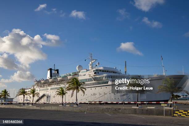 mv freewinds former cruise ship now affiliated with the church of scientology - freewinds stockfoto's en -beelden