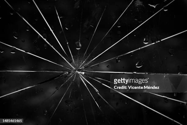 broken black glass with raindrops - 割れガラス ストックフォトと画像