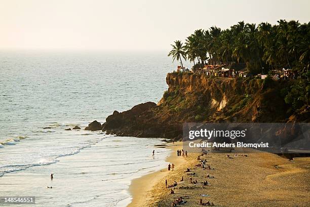 sunset on northern end of papanasham beach. - kerala surf stock-fotos und bilder