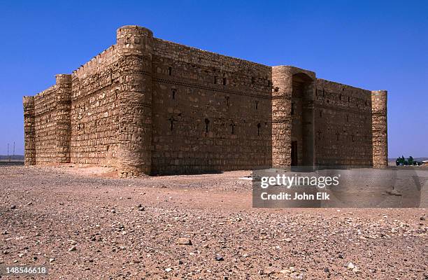 qasr kharana desert castles dating from 710 ad. - qasr kharana stock pictures, royalty-free photos & images