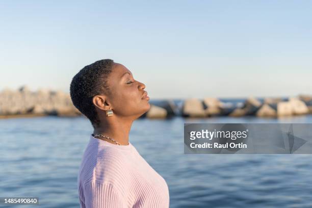 side view portrait of african american woman outdoors - simetria - fotografias e filmes do acervo
