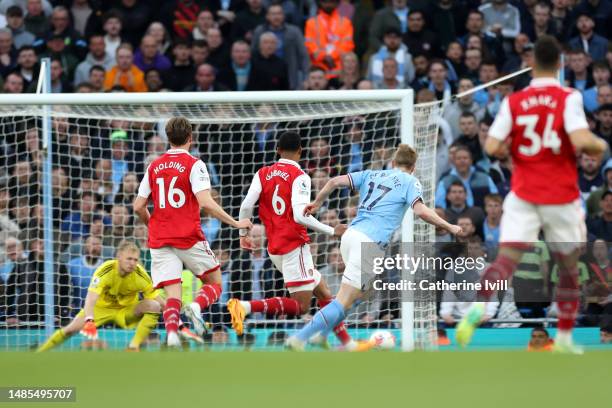 Kevin De Bruyne of Manchester City scores the team's first goal past Aaron Ramsdale of Arsenal during the Premier League match between Manchester...