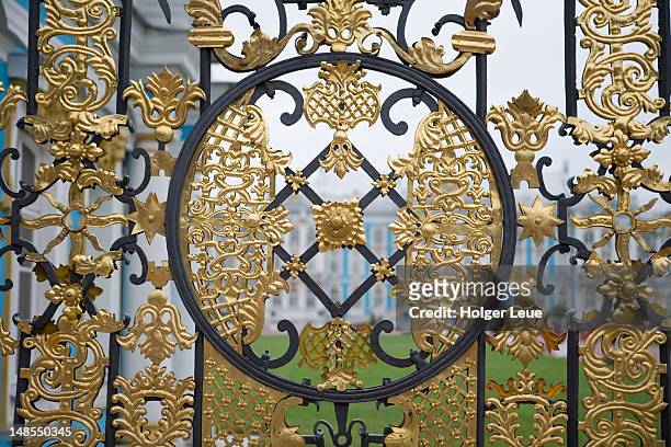ornamental gate to catherine palace, tsarskoye selo. - kathy gold fotografías e imágenes de stock