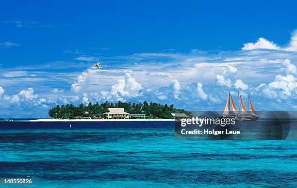 beachcomber island resort and tui tai sailboat. - beachcomber island stock pictures, royalty-free photos & images