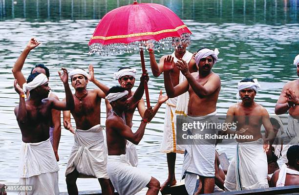 snake boat crew singing and chanting during pre-race procession on pampa river river during onam festival celebrations. - snake boat race stock-fotos und bilder