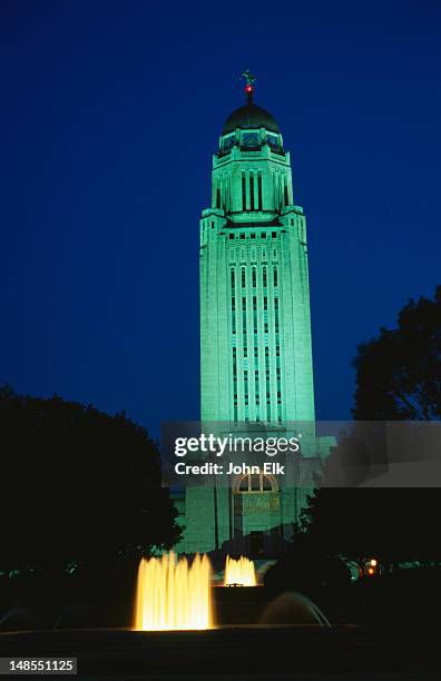 nebraska state capitol building (1922) at night. - lincoln nebraska foto e immagini stock