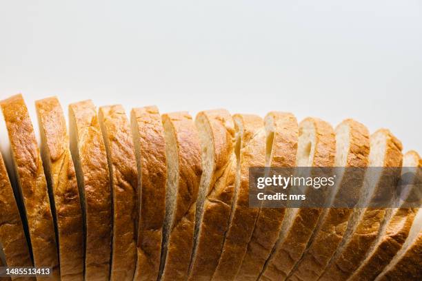 sliced loaf of bread - white bread stockfoto's en -beelden