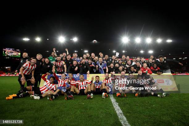 Sheffield United players and staff pose for a photo after winning promotion to the Premier League during the Sky Bet Championship between Sheffield...