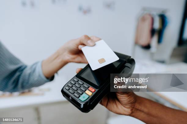 contactless credit card payment unrecognizable people - kortläsare bildbanksfoton och bilder