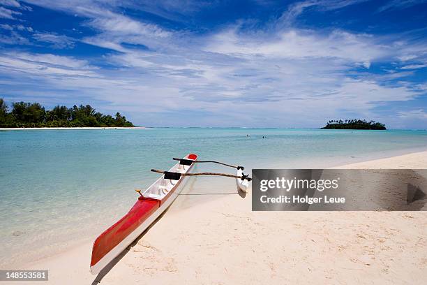 outrigger canoe on muri beach. - rarotonga fotografías e imágenes de stock