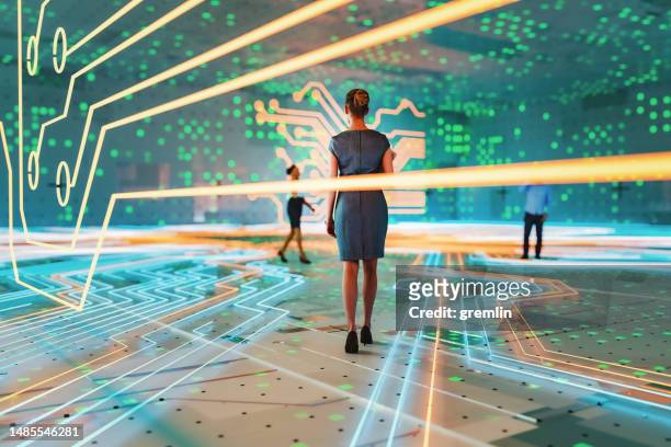 abstraktes bild von geschäftsleuten, die in einer vr-umgebung spazieren gehen - futuristic circuit stock-fotos und bilder