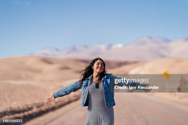 mujer en un camino desértico en atacama - antofagasta fotografías e imágenes de stock
