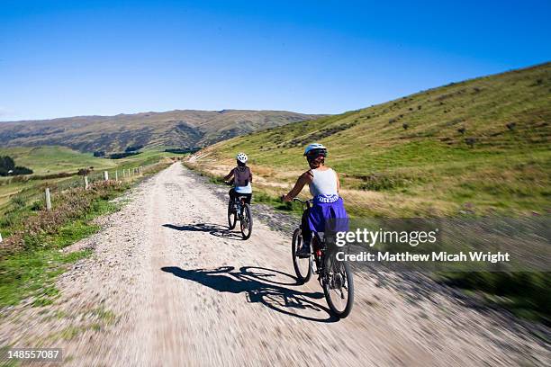 the otago central rail trail (or otago rail trail as it's sometimes referred to) is a region famous for its gold mining history. often travelers rent bicycles and enjoy the easy yet scenic ride - region otago stock pictures, royalty-free photos & images